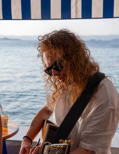 Chanteur et guitariste Chris Daniel en prestation au Cabanon de Paulette, Marseille 8e – Mathis Vision