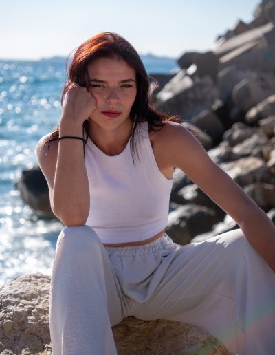 Portrait de Zoé à la plage du Bain des Dames à Marseille – Mathis Vision