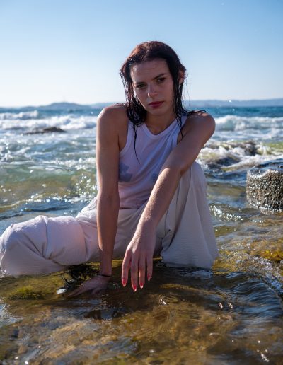 Portrait de Zoé à la plage du Bain des Dames à Marseille – Mathis Vision