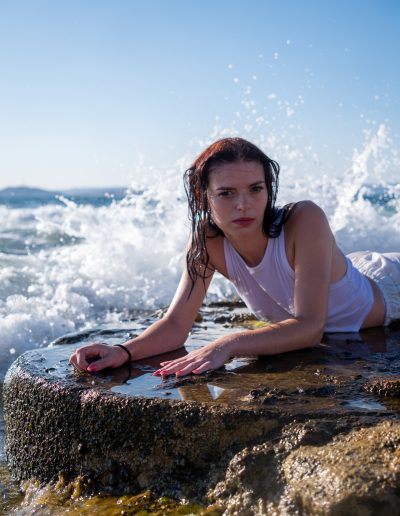 Portrait de Zoé à la plage du Bain des Dames à Marseille – Mathis Vision