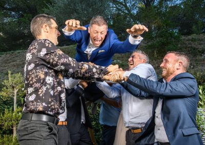 Moment de joie et de complicité entre témoins lors d’un mariage à Montpellier – photographe mariage Mathis Vision