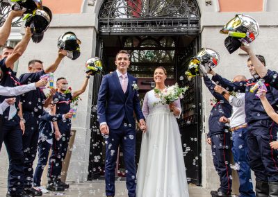 Sortie de mairie d’un mariage de pompier à Sète entouré de ses collègues – photographe mariage Mathis Vision