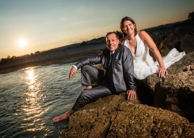 Séance photo de couple après mariage à la plage des Aresquiers à Frontignan au coucher du soleil – photographe mariage Mathis Vision