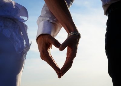 Mains des mariés formant un cœur lors d’une séance photo de couple après mariage à Frontignan – photographe mariage Mathis Vision