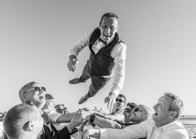 Marié porté et lancé en l’air par ses invités lors d’un mariage à Frontignan – photographe mariage Mathis Vision