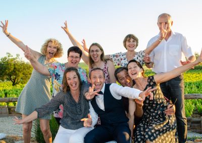 Photo du marié entouré de ses invités lors d’un mariage à Frontignan – photographe mariage Mathis Vision