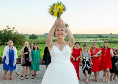 Lancer de bouquet de la mariée lors d’un mariage à Frontignan entourée de ses invitées – photographe mariage Mathis Vision