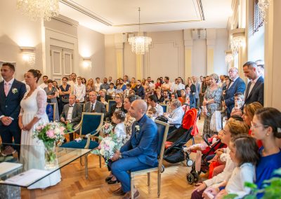 Cérémonie de mariage à la mairie de Sète avec les mariés et les invités réunis – photographe mariage Mathis Vision
