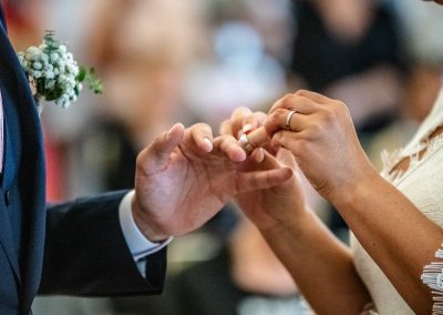 Remise des alliances lors d’un mariage – échange des alliances entre les mariés – photographe mariage Mathis Vision