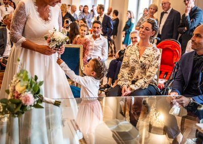 Cérémonie de mariage à la mairie avec les invités et un moment d’émotion pendant l’échange – photographe mariage Mathis Vision