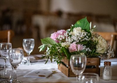 Décoration de table lors d’un mariage avec centre de table floral – photographe mariage Mathis Vision