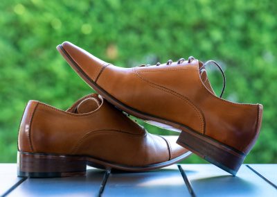 Chaussures du marié photographiées pendant les préparatifs du mariage – photographe mariage Mathis Vision