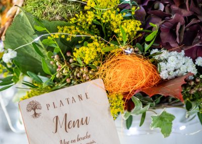 Décoration de table avec menu lors du dîner de mariage – photographe mariage Mathis Vision