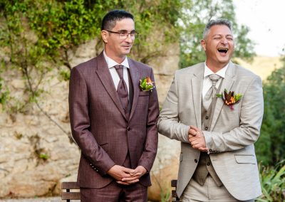Marié et son témoin souriants et complices lors d’un mariage – photographe mariage Mathis Vision