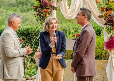 Discours de la témoin lors d’une cérémonie de mariage en extérieur – photographe mariage Mathis Vision