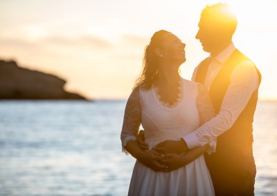 Shooting des mariés après le mariage au coucher du soleil sur la plage de Sète – photographe mariage Mathis Vision
