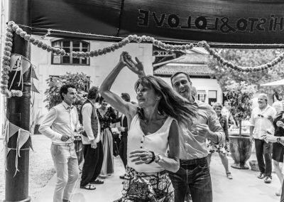 Invités qui dansent lors d’un mariage, ambiance festive et conviviale – photographe mariage Mathis Vision
