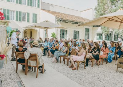 Discours du témoin lors d’une cérémonie de mariage en extérieur devant les invités - photographe mariage Mathis Vision