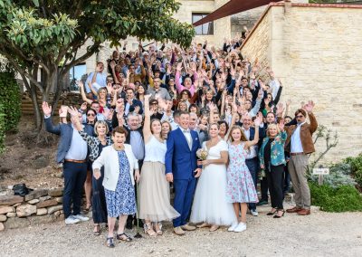 Sortie de mairie des mariés entourés de tous leurs invités, moment de joie et de célébration lors d’un mariage - photographe mariage Mathis Vision