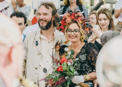 Les mariés entourés de leurs invités lors de leur mariage, moment de joie et de partage – photographe mariage Mathis Vision