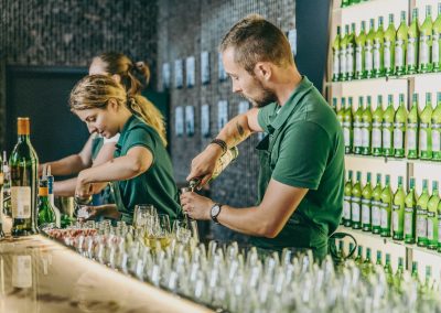 Bar du vin d’honneur lors d’un mariage, service des boissons par les barmans - photographe mariage Mathis Vision