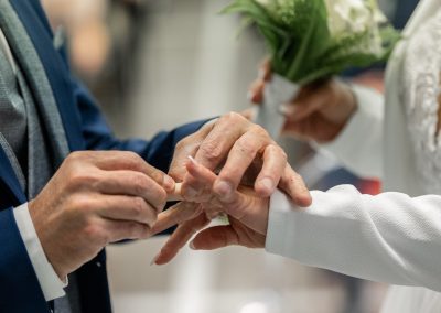 Remise des alliances lors d’une cérémonie de mariage, échange des alliances entre les mariés - photographe mariage Mathis Vision