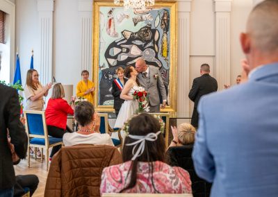 Cérémonie civile de mariage en mairie avec les mariés et leurs invités - photographe mariage Mathis Vision