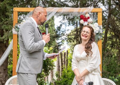 Discours du marié pour la mariée lors de la cérémonie de mariage en extérieur - photographe mariage Mathis Vision