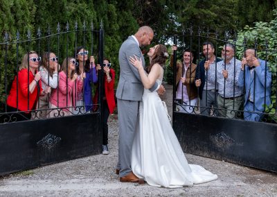 Photo originale de mariage avec les mariés et les invités – photographe mariage Mathis Vision