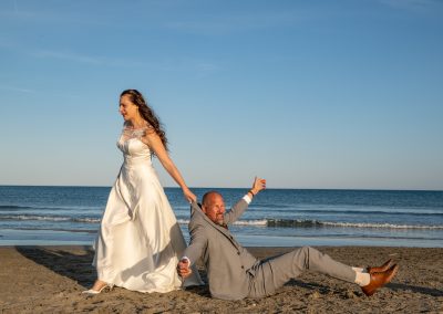 After day des mariés à la plage de Sète au coucher du soleil – photographe mariage Mathis Vision