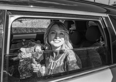 Arrivée de la mariée en voiture le jour de son mariage - photographe mariage Mathis Vision