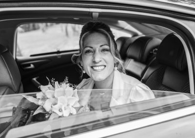 Arrivée de la mariée en voiture le jour de son mariage - photographe mariage Mathis Vision