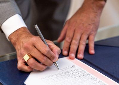 Signature du registre de mariage à la mairie – photographe mariage Mathis Visionc