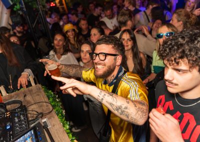 Ambiance soirée au Massilia Beach à Marseille – public en fête devant le DJ lors de la Monday Niasquew, photo événementielle Mathis Vision