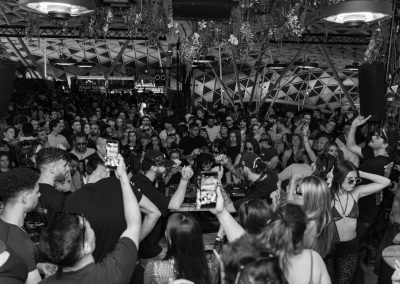 DJ set et foule en soirée au Massilia Beach à Marseille – ambiance club en noir et blanc lors de la Monday Niasquew, photo Mathis Vision