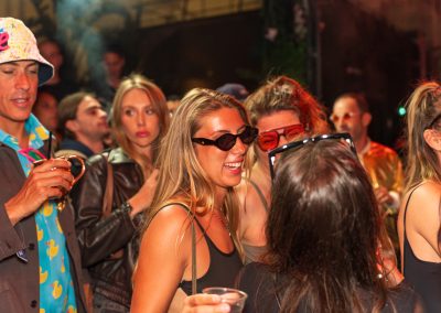 Personnes en soirée au Massilia Beach à Marseille – ambiance festive et échanges entre amis lors de la Monday Niasquew, photo Mathis Vision