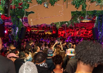Foule en soirée au Massilia Beach à Marseille – ambiance club et piste de danse pleine lors de la Monday Niasquew, photo Mathis Vision