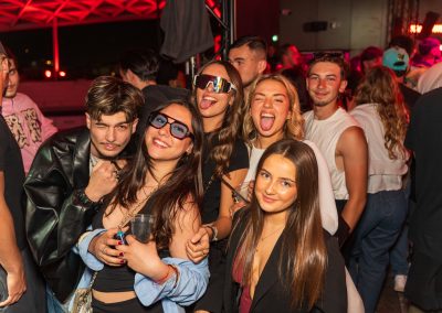 Groupe de jeunes en soirée au Massilia Beach à Marseille – ambiance festive et nightlife lors de la Monday Niasquew, photo Mathis Vision